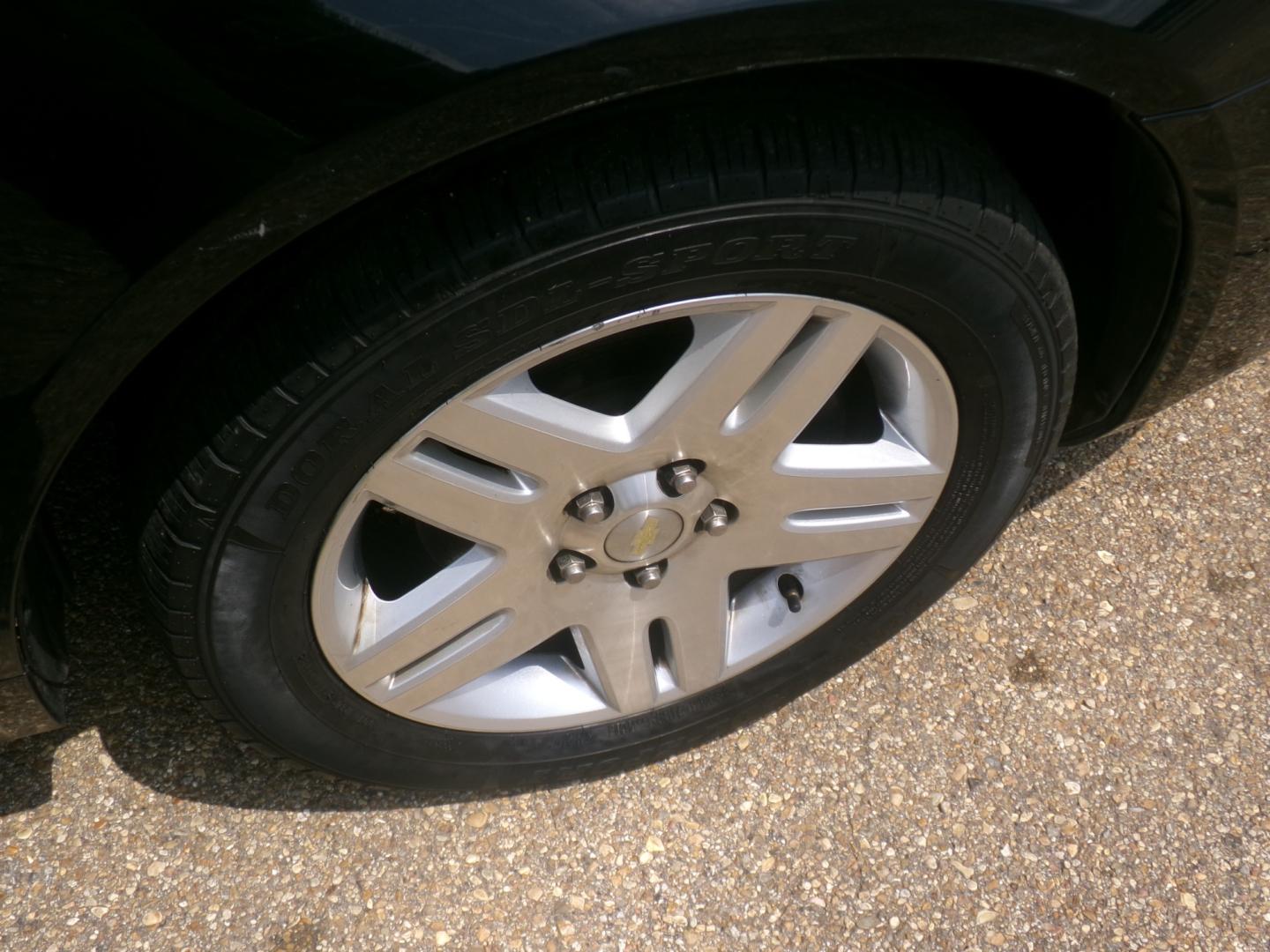 2014 Black /Gray Chevrolet Impala LT (2G1WB5E35E1) with an 3.6L V6 DOHC 16V FFV engine, 6-Speed Automatic transmission, located at 401 First NE, Bearden, AR, 71720, (870) 687-3414, 33.726528, -92.611519 - Photo#4